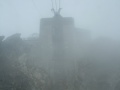 Za mlhou hustou tak, že by se dala krájet se skrývá vrcholová stanice visuté lanové dráhy na Lomnickém štítě | 21.8.2008