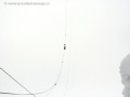 Bílou barvu, dominující celé fotografii kazí jen pohled na kabinku lanové dráhy mizící od Lomnického štítu v dálce ke Skalnatému plesu :-) | 17.3.2009