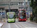 U zastávky East Croydon se potkává vůz Flexity Swift CR4000 #2538 na lince 2 s klasickým londýnským patrovým autobusem jedoucím na lince 194. | 5.7.2014