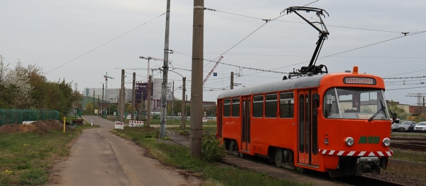 Pracovní vůz #713, přestavěný z vozu T4D, stojí odstavený na dvoře vozovny Betriebshof Nord. | 28.4.2023