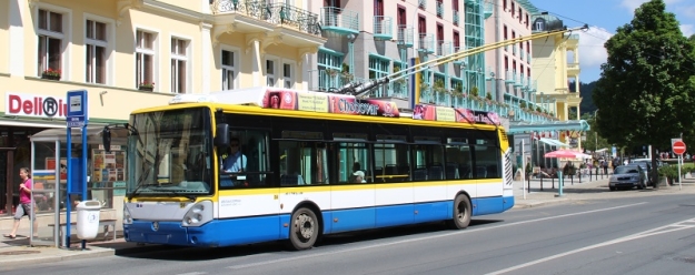 V zastávce Cristal stanicuje trolejbus Škoda 24Tr Citelis 1A ev.č.54. | 13.-14.6.2014