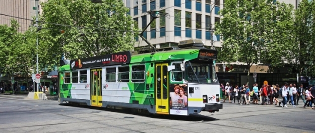 Tramvaj Z3 Class ev.č.171 v nejnovějším nátěru „PTV“ jedoucí po Swanston Street je v provozu od roku 1981. | 14.10.2015