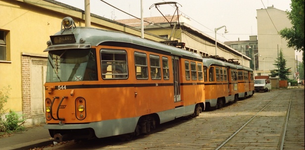 Via Valtellina a souprava vozů tvořících jednotku Treno Bloccato v čele s vozem #544. | červen 1990