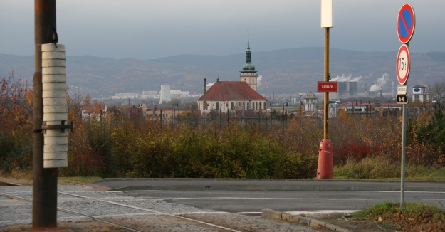 Čím začít návštěvu tak zvláštního města, jakým je Most? Města, jenž ztratilo svou historii, svůj genius loci? Fotografií pořízenou od tramvajové smyčky u mosteckého nádraží, kde se mezi chladícími věžemi Chemopetrolu majestátně tyčí kostel Nanebevzetí Panny Marie, dominanta starého Mostu, která jen svým přesunutím o více jak 800 metrů přežila těžbu uhlí, zatímco město, k němuž patřila ne... Inu, pojďme na chvilku pobýt.. | 5.11.2010