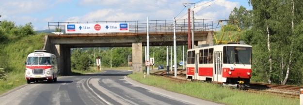 Na meziměstské trati spojující města Most a Litvínov pózuje vůz T5B6 ev.č.273 fotografům za společnosti autobusu Škoda 706 RTO MTZ ev.č.150. | 2.6.2012