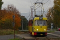 Vůz T3M.03 307 přijíždí k litvínovskému nádraží. Na snímku je vidět kolej vlečky, která dříve propojovala tramvajovou a železniční síť. | 26.10.2016