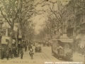 Tramvajový provoz na ulici spojující centrum města s nádražím v Nice na počátku 20. století. Povšimněte si spodního přívodu proudu. Historická fotografie dnes zdobí interiér hotelu Acanthe v centru města | 9.5.2009