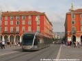 Nacházíme se jen o pár metrů dál v naší pouti po trati a právě jsme s vozem č. 01 vjeli na náměstí Masséna. Zde jezdí z estetických památkových důvodů vozy na baterie a není zřízeno trolejové vedení | 9.5.2009