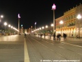 Náměstí Place Masséna je pěší zóna s tramvajovou tratí. Během dne je zde velice plno pěších a tak jsem fotografie tramvají pořizoval hlavně ráno a večer. Na snímku, pořízeném ve 22 hodin večer, je stále zřejmý intenzivní pohyb pěších | 9.5.2009