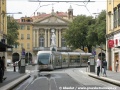 Vůz č.13 opouští náměstí Place Garibaldi směrem do ulice Avenue de la Republique, kde má tramvaj zastávku jménem Garibaldi. V této zastávce je opět snížena niveleta trati kvůli vytvoření vyšší nástupní hrany a díky zanesenému kolejovému odvodňovači se zde vytvořila za slunečného dne kaluž vody, kterou odvál vítr z kašny. Fyziku nedokáže zatím ošálit ani Francouz a tak se bude muset odvodňovač vyčistit | 10.5.2009