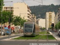 U zastávky Saint Roch je tramvajová trať vedena v ose komunikace v obytné zástavbě připomínající naše sídliště. Třeba takto by mohla vypadat tramvaj na Jižním městě. Na snímku jede ve směru do centra vůz č. 09 | 9.5.2009