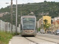 Snímek vozu č. 05 v blízkosti zastávky Saint-Charles, kde tramvajová trať opouští komunikaci a stoupá po samostatné rampě do úrovně konečné zastávky Pont Michel. Vůz č. 05 na snímku jede dolů ve směru z konečné do centra | 9.5.2009