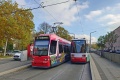 Setkání vozů AEG GT6N #1010 a Adtranz GT8N2 #1112 na konečné zastávce Tristanstraße. Za zastávkou se nachází tramvajový tunel, kterým tramvaje projíždí do smyčky Bayernstraße. Do smyčky se cestující kvůli nevyhovujícímu stavu tunelu nevozí již od konce roku 2010. | 28. 10. 2024