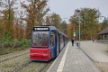 V Norimberku, stejně jako v mnoha jiných městech, je standardem, že na svůj odjezd vyčkává tramvaj v nástupní zastávce, aby si cestující mohli během čekání na odjezd spoje již nastoupit. Zde konkrétně u ZOO (Tiergarten). V Česku by prázdný vůz Adtranz GT8N2 #1111 stál pár metrů před zastávkou, a to i v případě deště, sněžení, veder či mrazů.. | 27. 10. 2024