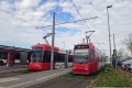 Vozy Adtranz GT8N2 #1104 a Stadler Variobahn #1206 vyčkávají na svůj odjezd z konečné a dopravního terminálu Am Wegfeld. | 29. 10. 2024
