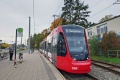 Vůz Siemens Avenio GTA8 #2009 vyčkává na odjezd v zastávce smyčky Worzeldorferstraße. | 27. 10. 2024