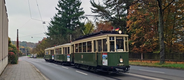 Historická souprava motorového vozu MAN a dvou vlečných vozů MAN mezi zastávkami Erlenstegen a Platnersberg. | 27. 10. 2024