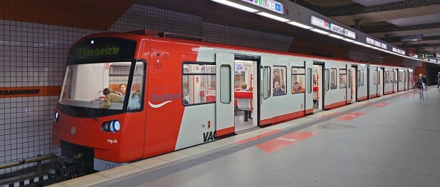 Automatická dvouvozová jednotka DT3 odbavuje cestující na hlavním nádraží (Hauptbahnhof). Výhled do tunelu si užívají (nejen) děti. Automatický provoz zde působí naprosto přirozeně. | 26. 10. 2024