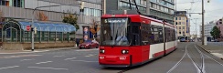 Do přestupního uzlu u hlavního nádraží (Hauptbahnhof) přijíždí vůz AEG GT6N #1007. |  28. 10. 2024