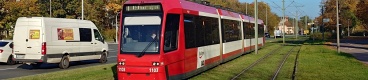 Vůz Adtranz GT8N2 #1103 přijíždí do zastávky Doku-Zentrum. |  28. 10. 2024