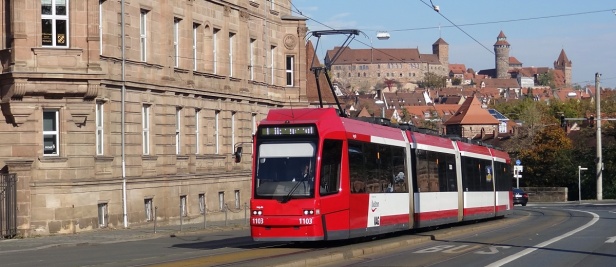 Ve stoupání k zastávce Obere Turnstraße byl zachycen vůz Adtranz GT8N2 #1103. | 29. 10. 2024