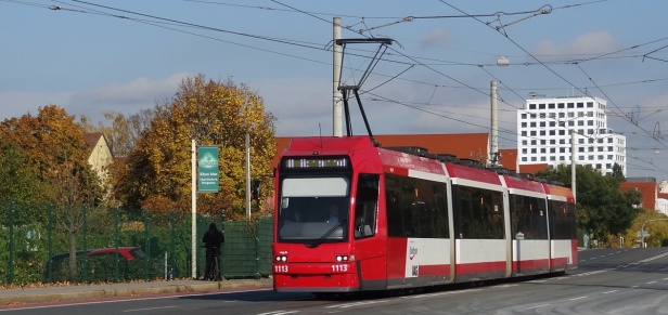 Vůz Adtranz GT8N2 #1113 míří na lince 11 do centra mezi zastávkami Marthastraße a Arminiusstraße. | 29. 10. 2024