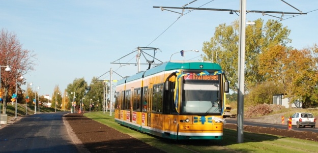 Novou tramvajovou trať je potřeba oslavit a nechybí ani ozdoba „první“ tramvaje na trati. | 21.10.2011