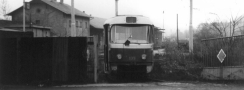 Olomoucký vůz T3 ev.č.135 na spojovací koleji mezi tramvajovou tratí a nádražím Praha-Smíchov. | 29.1.1988
