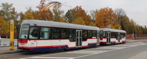 Ve výstupní zastávce smyčky Neředín, krematorium řidič po střídání kontroluje soupravu vozů Vario LF plus/o ev.č.106+105. Snímek zachycuje pohled na, v tuto chvíli nevyužívanou, levou bočnici ve směru jízdy.  | 14.10.2013