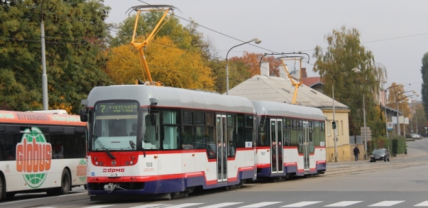 Pohled na odjíždějící souprava vozů Vario LF plus/o ev.č.108+107. | 14.10.2013