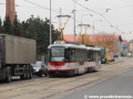 Souprava vozů Vario LFR.S ev.č.242+241 vypravená na linku 4 vyčkává u zastávky Bělidla v dopravní koloně na uvolnění železničního přejezdu. | 14.10.2013