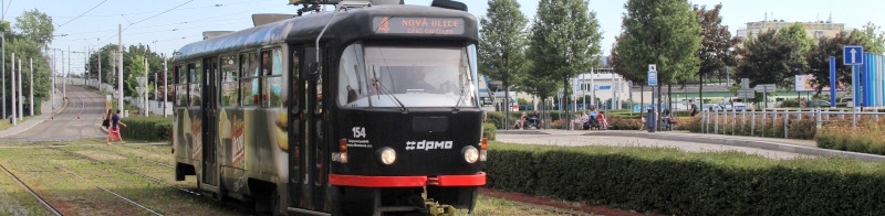 Vůz T3R.P ev.č.154 vypravený na linku 4 míří k Hlavnímu nádraží. Modernizaci vozu T3SUCS z roku 1985 provedl DP Ostrava v roce 2001. | 10.7.2016