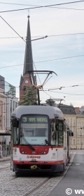 Souprava oboustranných vozů Vario LF plus/o ev.č.108+107 na lince 3 pod dohledem 55 metrů vysoké věže Červeného novogotického kostela, který je nyní využíván jako sklad knih Vědecké knihovny v Olomouci. | 10.7.2016