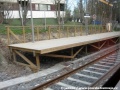 Relativně často jsou nástupiště (trvalá) takovéto jednoduché dřevěné konstrukce. | duben/květen 2011