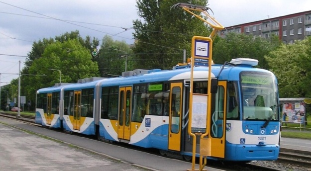 Vario LF3 1401 stojící na zastávce Dílny DP Ostrava si zrovna uvnitř prohlíží ředitel DPO. | 5.6.2006