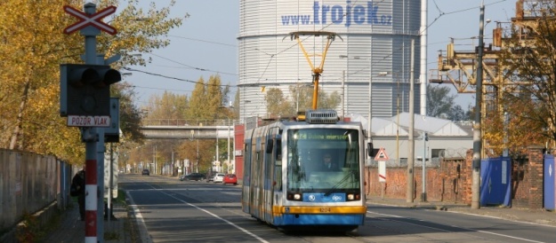 K jednomu z vlečkových železničních přejezdů se blíží Astra ev.č.1204 z roku 1999. | 28.10.2011