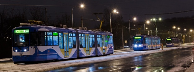 Vozy Vario LF3/2 připravené v zastávce Nová Ves vodárna k simulaci dopravní špičky... | 15.1.2012