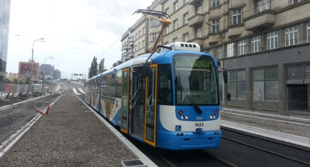 Cestou zpět do vozovny vůz vyzkoušel i novou zastávku „Karolina“ :o). | 26.8.2012