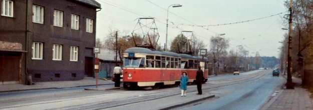 Dvojice vozů T1 vedená vozem ev.č.517 odbavující cestující v zastávce U Boříka směřuje do Poruby. | 1983