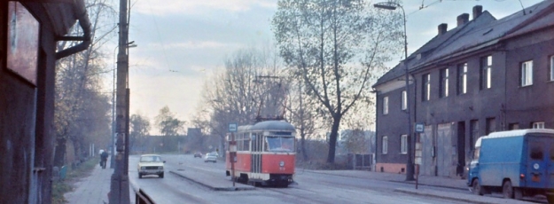 Sólo vůz T1 ev.č.519 směřuje ve směru do centra, tedy k dnešní zastávce Nová Ves, vodárna. | 1983