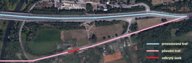 Letecký snímek ulice U Boříka s vyznačeným průběhem původní a stávající polohy tramvajové tratě.