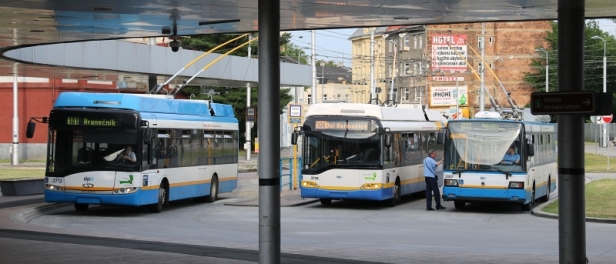 Trojice trolejbusů se s námi za Ostravu loučí. V obratišti u hlavního nádraží pózují vozy Solaris Trollino 12 AC ev.č.3712, ev.č.3728 a Škoda 21Tr ev.č.3307. | 16.6.2016