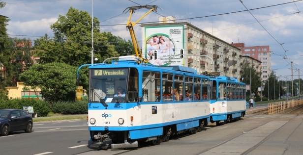 Souprava vozů T6A5 ev.č.1113+1117 vypravená na linku 7 míří na Vřesinskou. | 16.6.2016