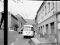 Jako cestující druhého z trolejbusů zažijeme při jízdě dopravní špičku a záběr přes čelní okno navozuje dojem, že tudy jezdí jeden trolejbus za druhým... | 15.7.1977