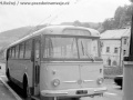 Na jáchymovském náměstí Republiky si oba trolejbusy po náročném stoupání dají oddych. | 15.7.1977