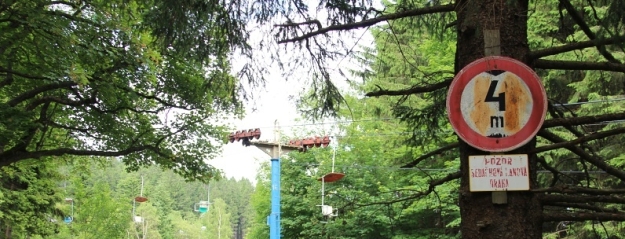 Mezi podpěrami číslo 16 a 17 překračuje lanová dráha komunikaci . | 12.7.2013