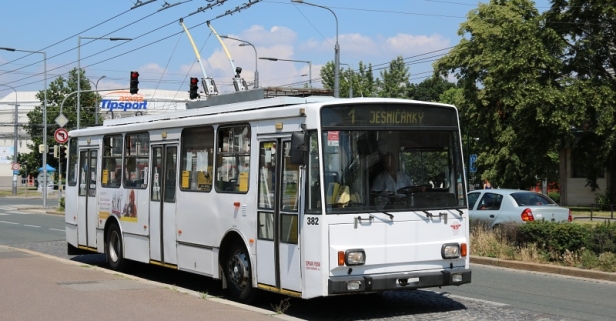 Poslední snímek reportáže zachycuje poslední vyrobený trolejbus Škoda 14Tr pro Českou republiku. Trolejbus Škoda 14Tr17/6M #382 zachycený před zastávkou Masarykovo nádraží, byl v červnu 2018 vyřazen. | 4.6.2018