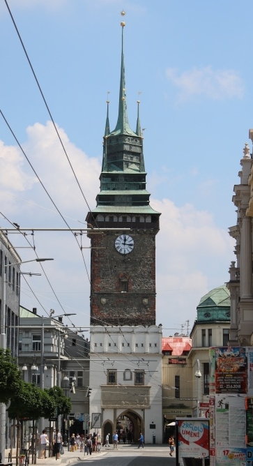 Symbolem Pardubic je Zelená brána s věží 59 m vysokou. Jde o pozůstatek městského opevnění z počátku 16. století. Snímek ji zachycuje z třídy Míru s trolejbusovým vedením. | 4.6.2018