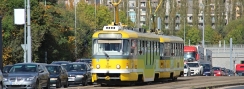 Na zvýšeném tělese, které jediné tramvaj chrání před probíjením se dopravní zácpou, míří souprava vozů T3R.PLF ev.č.328+T3R.P ev.č.269. | 14.10.2014