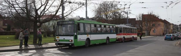 U obratiště Božkov pózují poslední provozní trolejbus Škoda 14TrM ev.č.457 a muzejní vůz Škoda 14Tr08/6 ev.č.429. | 9.4.2018
